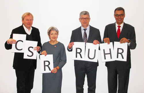 Die Projektpartner nach der Unterzeichnung des Kooperationsvertrags für das CSR-Kompetenzzentrum Ruhr, Foto: UPJ